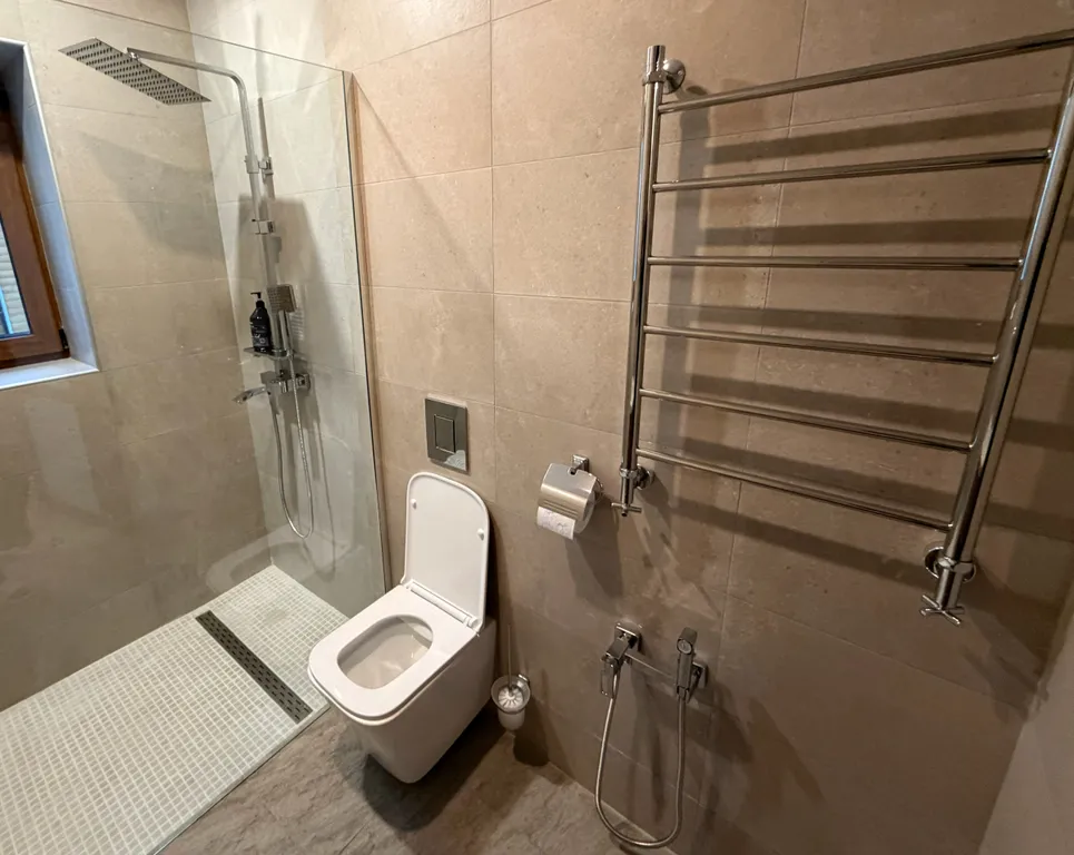 Дом с бассейном и 6 спальнями