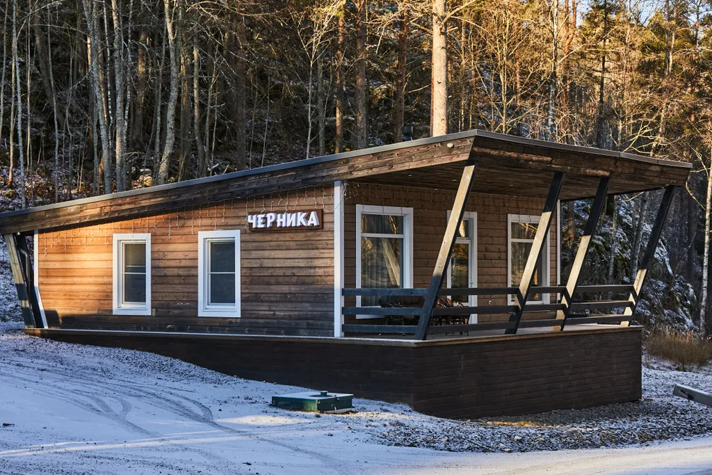 Просторный коттедж с двумя спальнями, камином и сауной