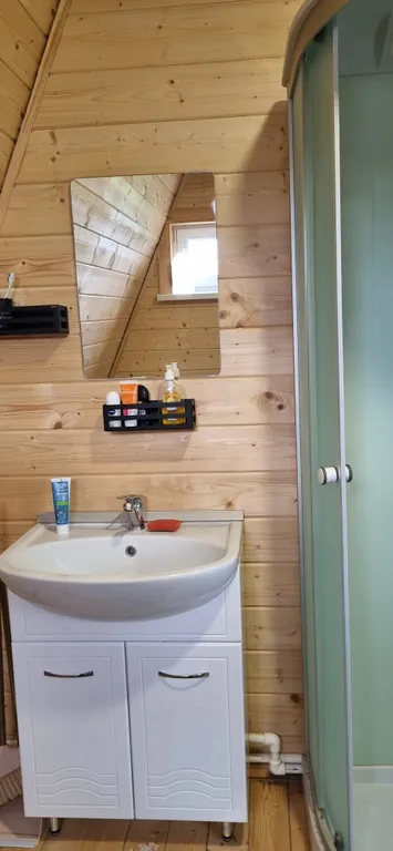 Дом-шалаш с видом на лес