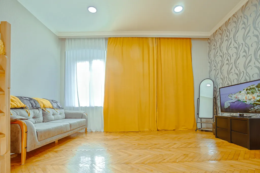 Двухкомнатный дом в старом городе c просторной спальней и кухней