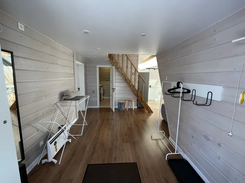 Уютный треугольный домик в лесу