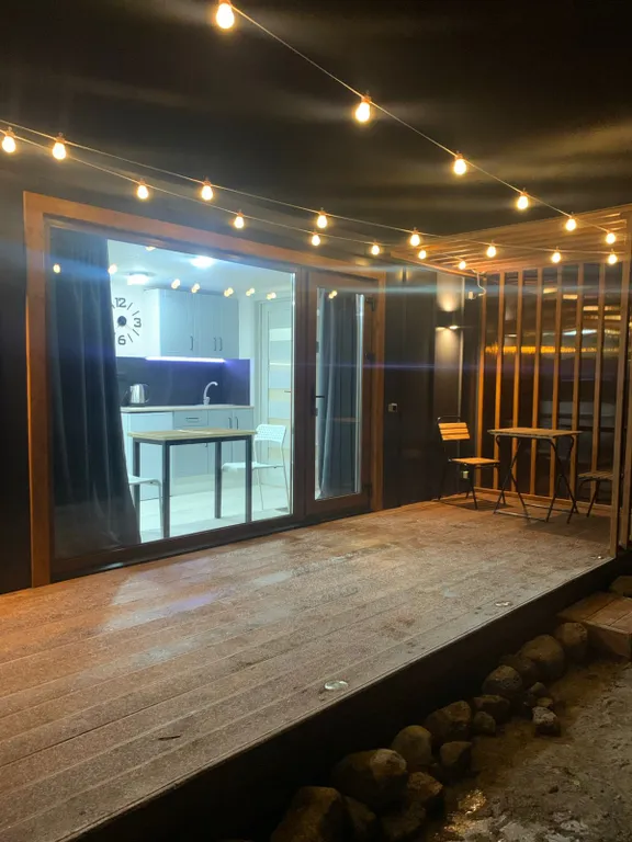 Уютный лесной домик на берегу ручья с выходом в лес