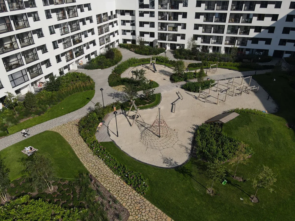 Двухуровневый лофт с 7-метровыми потолками и панорамными окнами