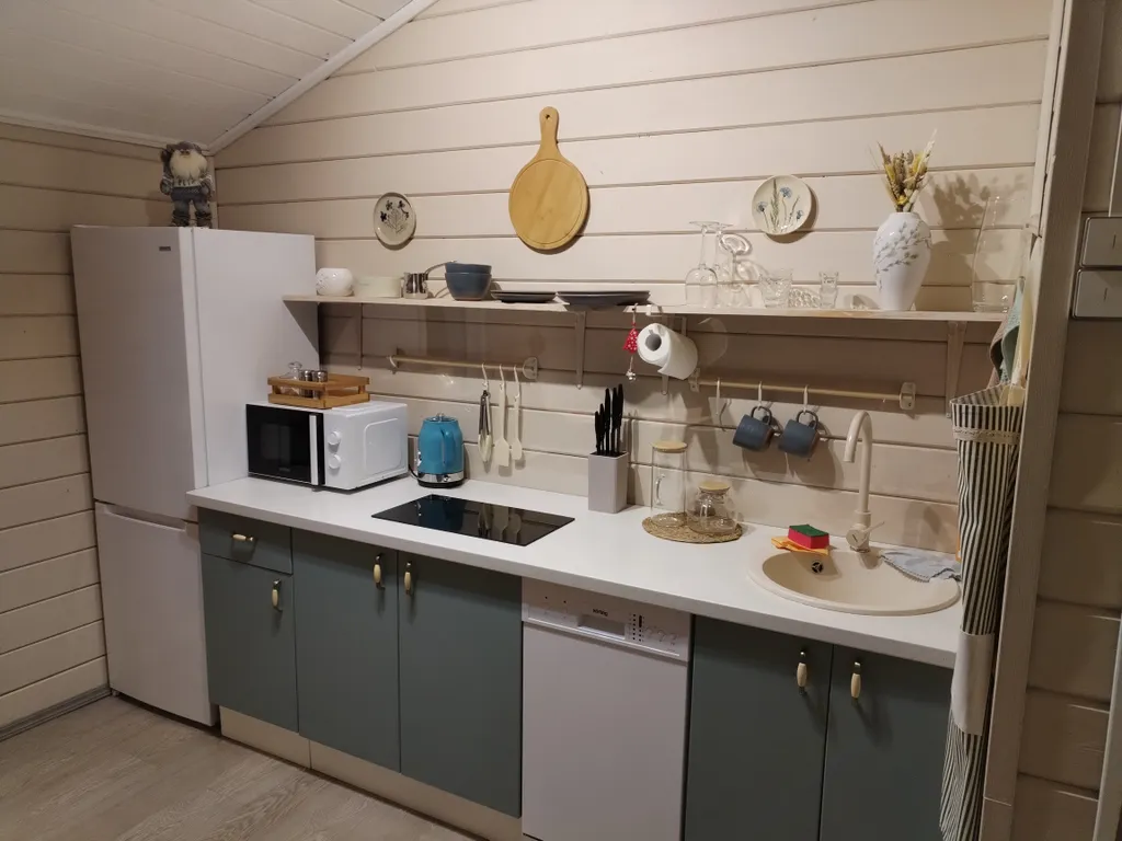 Домик у леса с видом на озеро