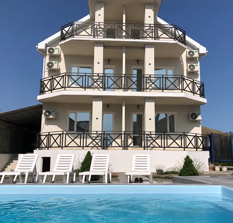 Комната с отдельной кухней, балконом