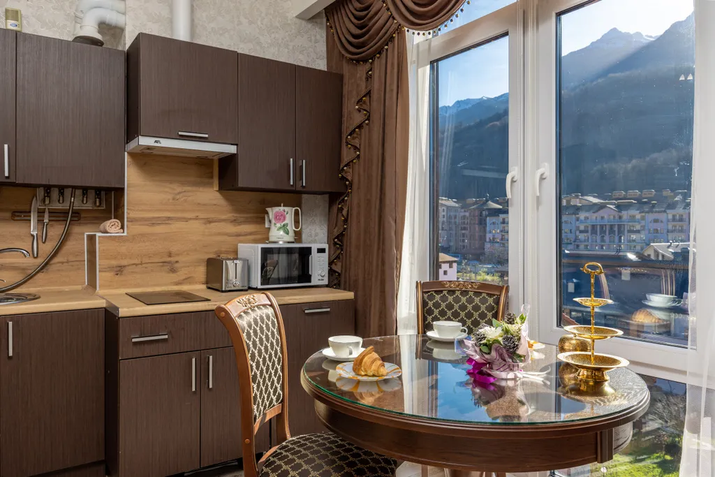 Просторная студия с видом на горы