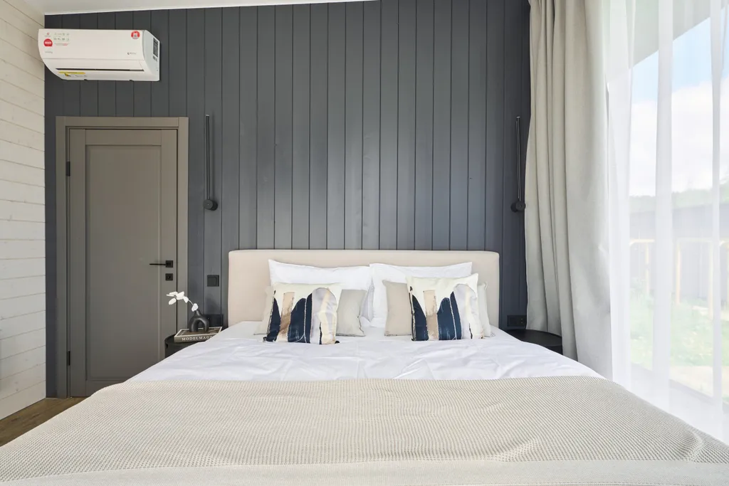 Просторный дом с сауной и камином в окружении леса и реки