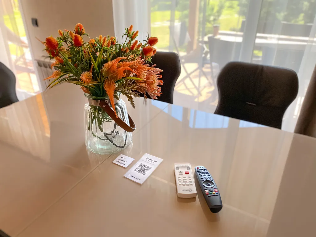 Просторный двухкомнатный коттедж в лесу у пруда