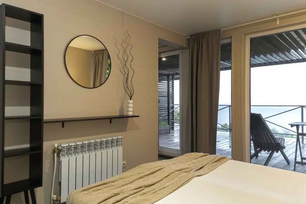 Четырехместный номер с террасой и видом на море.