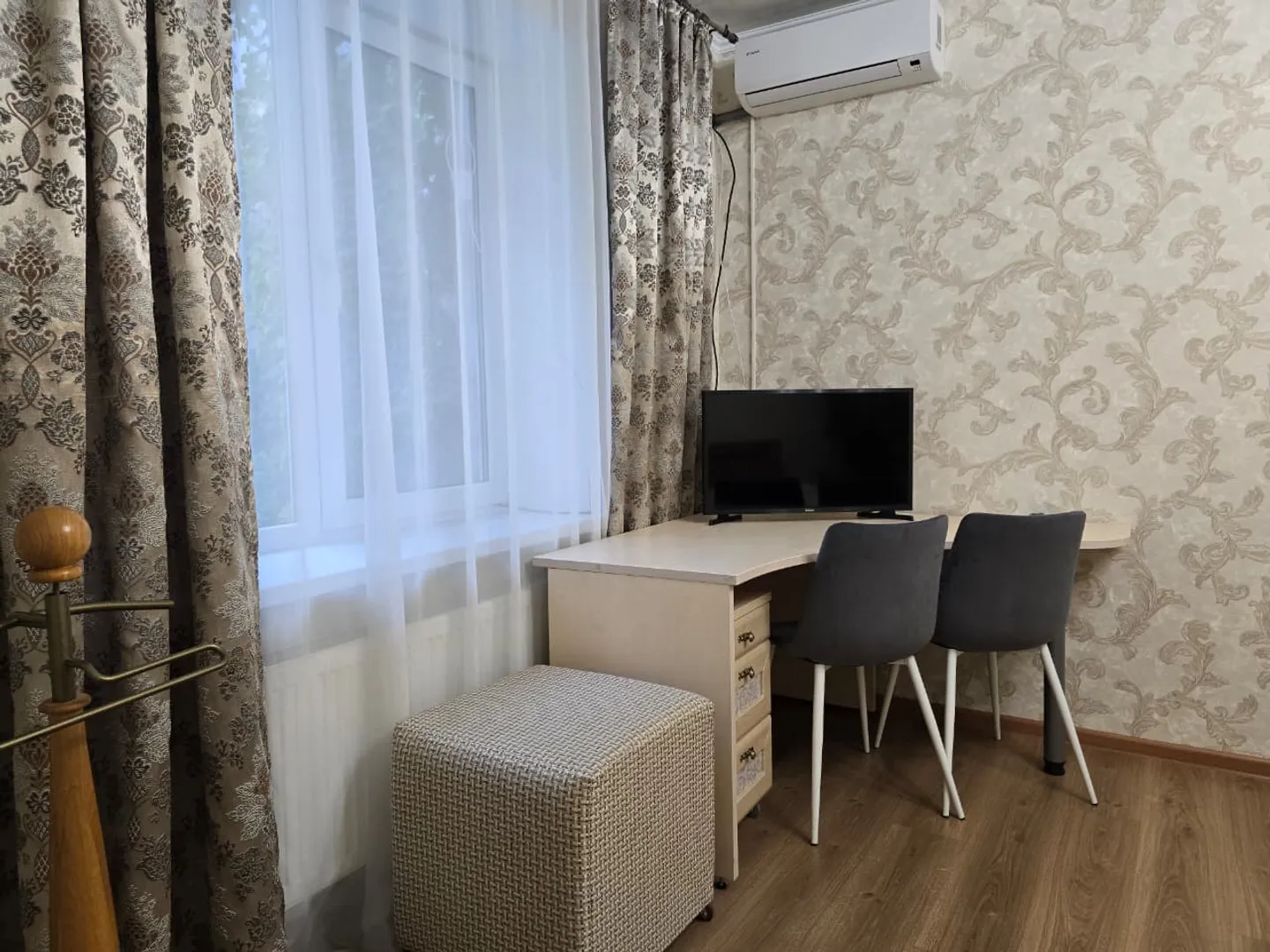 письменный стол в спальне