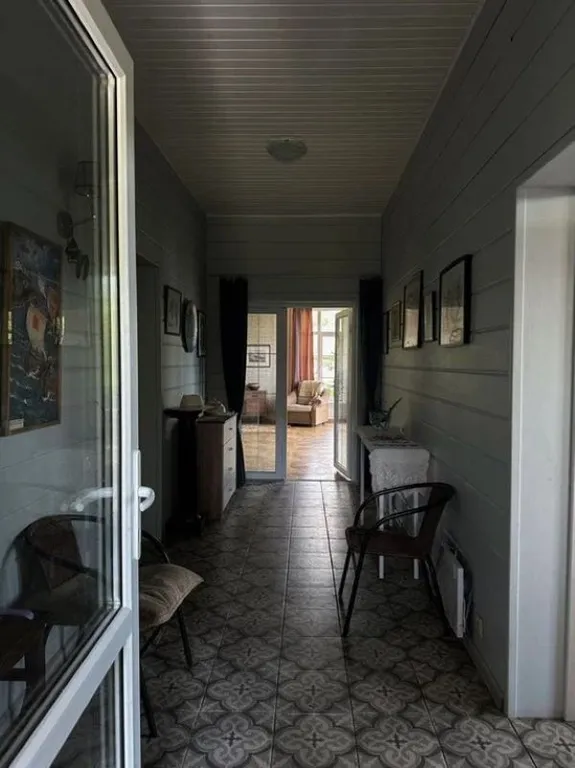 Усадебный дом с видом на реку, берег с мостками и рыбной ловлей