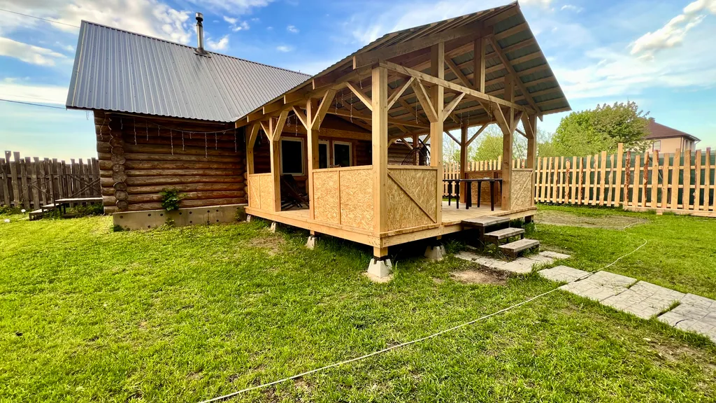 Рубленный дом - баня с террасой