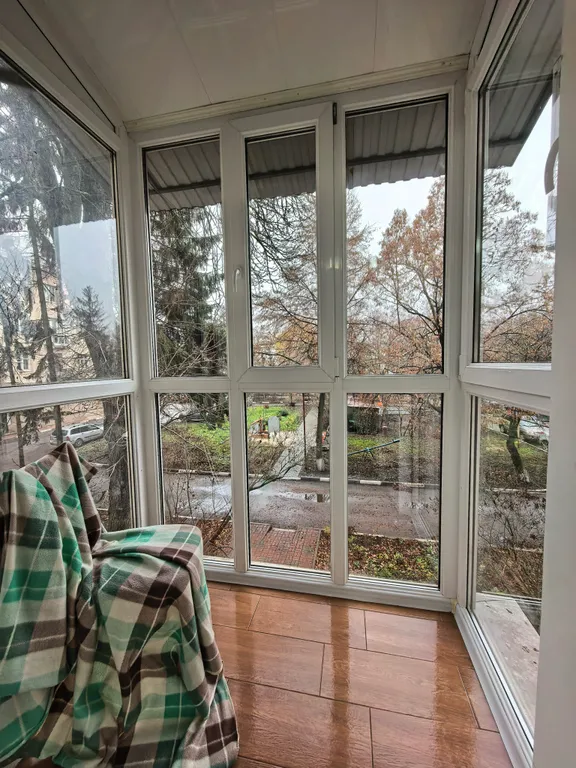 С видом на центральную площадь