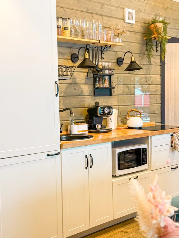 Дом в лесной сказке с видом на закат