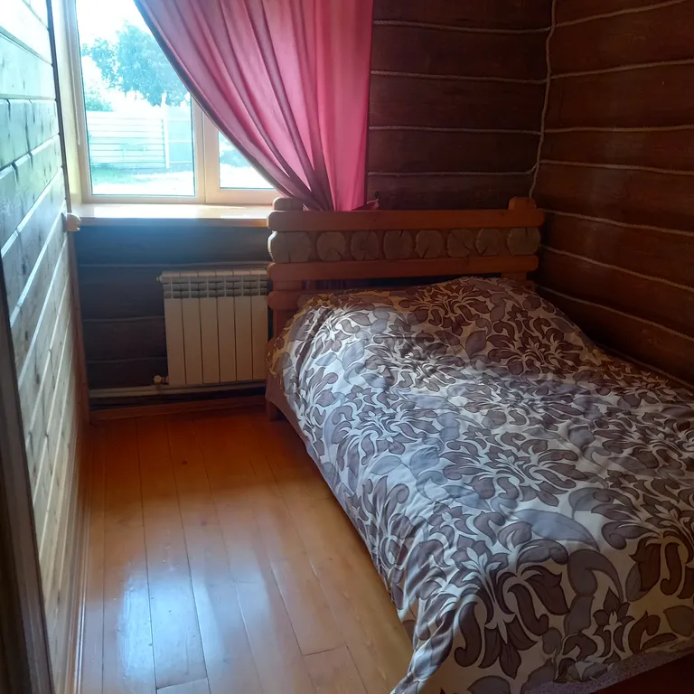 Дом у пруда