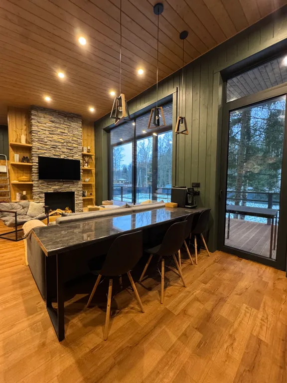 Дом у ручья в лесу