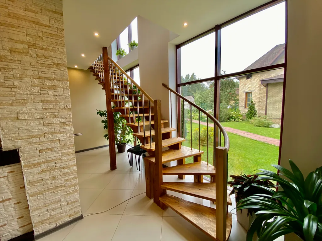 Стильный коттедж с панорамным остеклением у озера