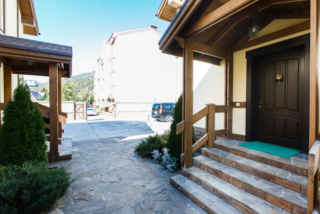 Дом целиком с личной парковкой в центре курорта