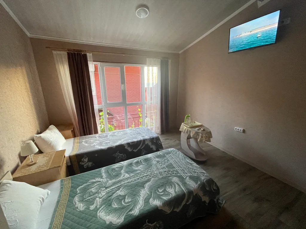 Часть жилого дома с бассейном