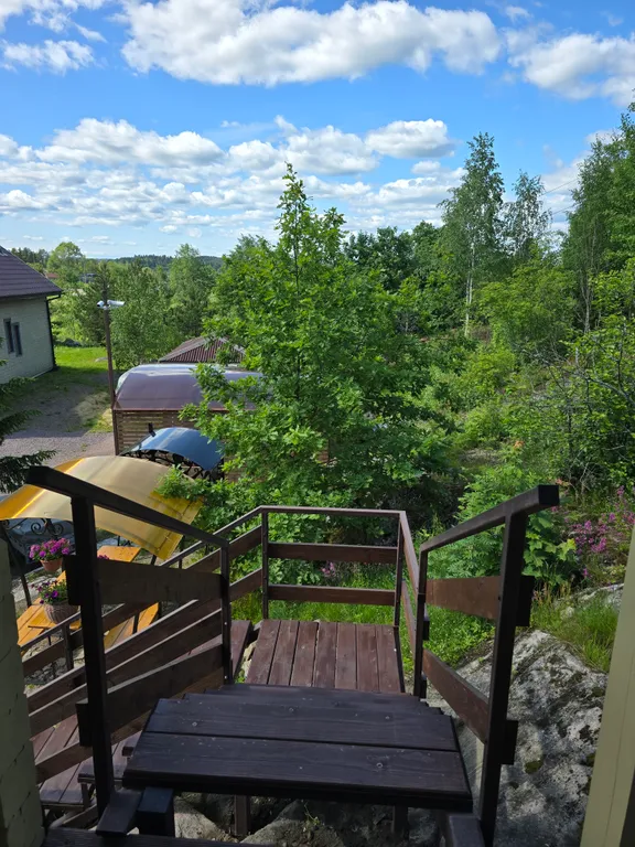 Домик на скале