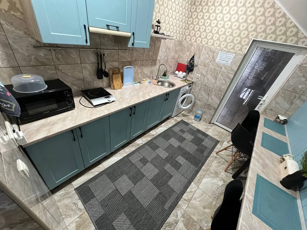 Уютная комната в доме с ванной комнатой