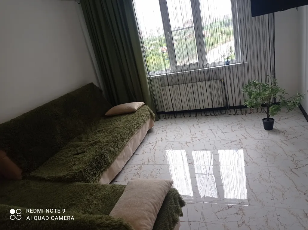 Вид на горный кавказский хребет на берегу реки Кубань