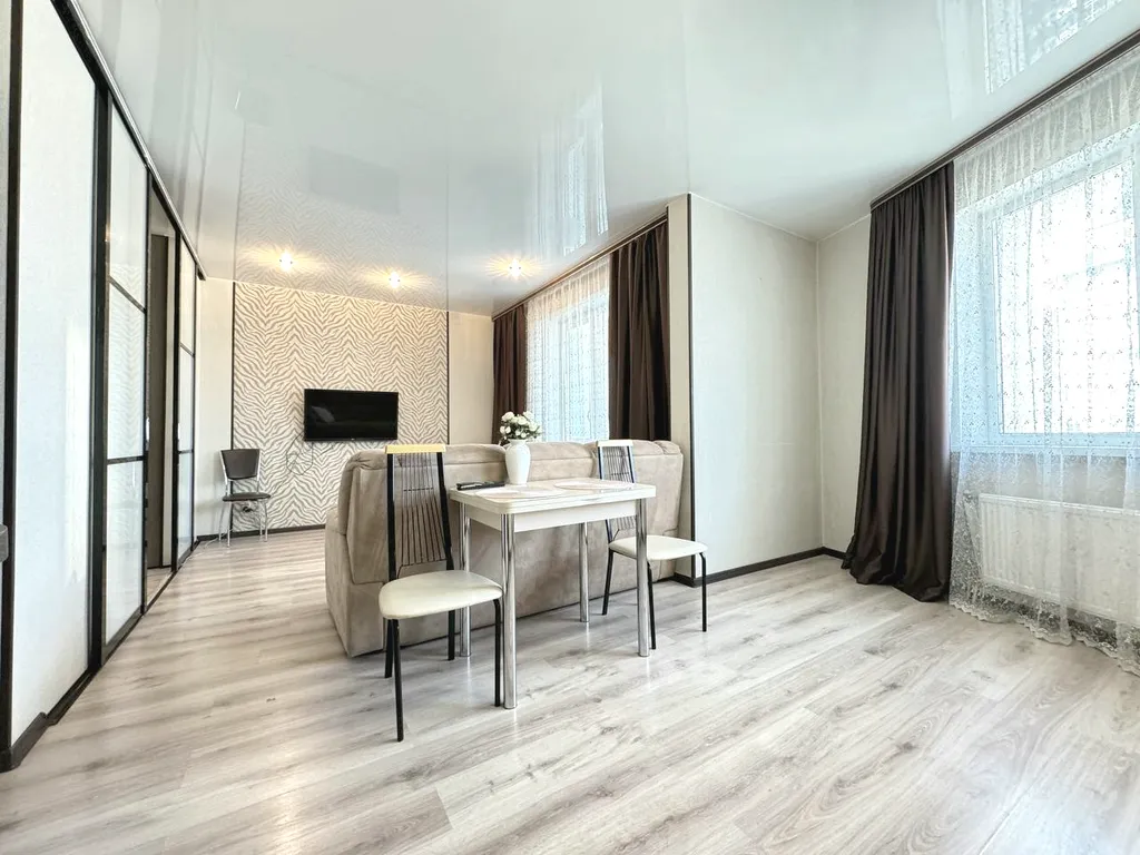 2-комнатная квартира с балконом и видом на реку рядом с Кузбасс-Арена