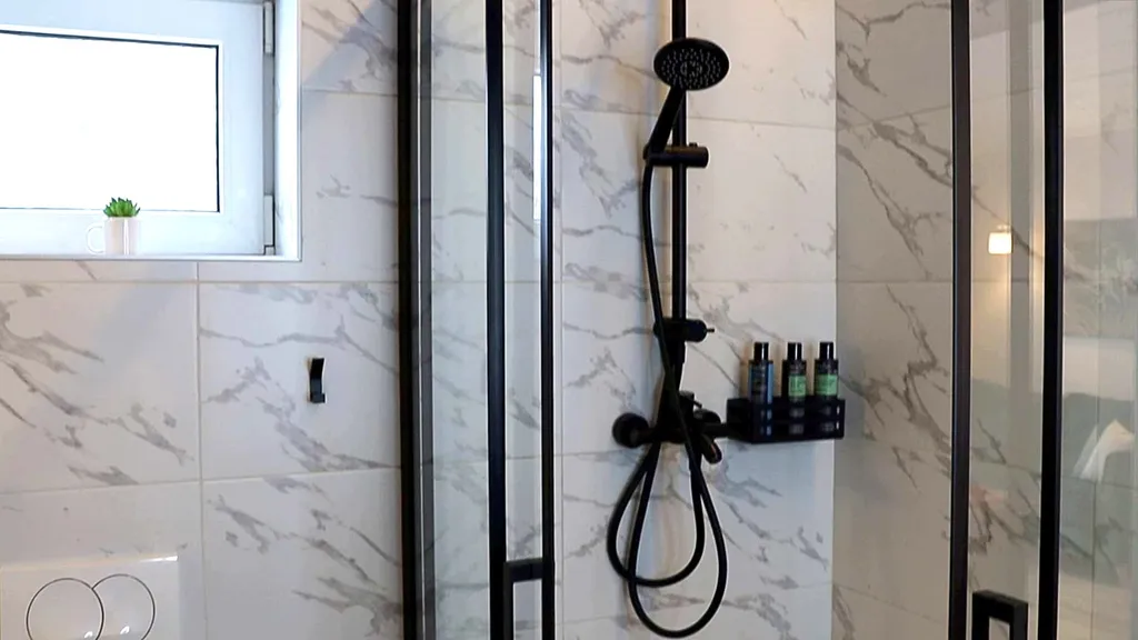 Журавлиный домик на берегу речки