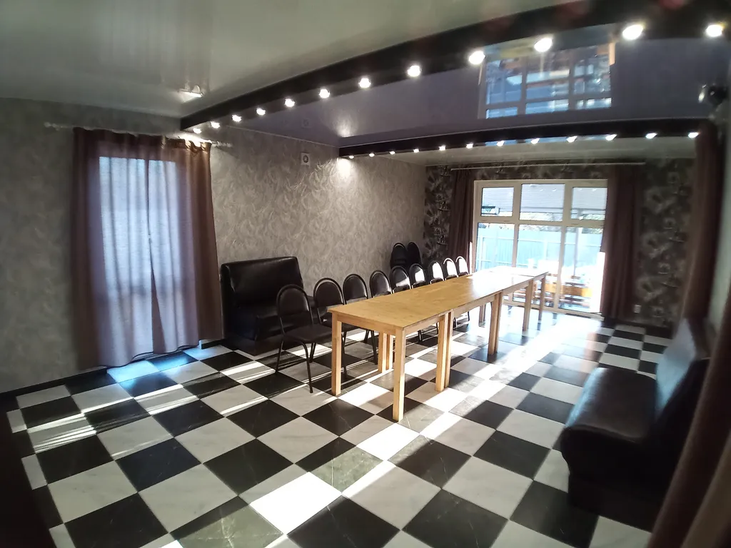 Коттеджи на берегу озера в парке