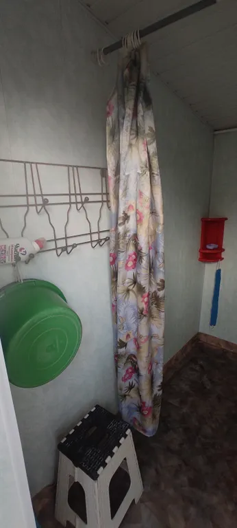 Маленький дом, простенький ремонт, не далеко он озер