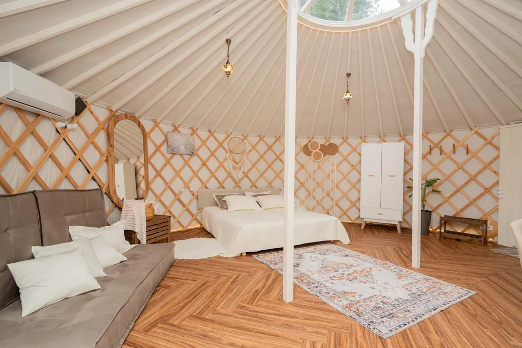 Глэмпинг с большой террасой в лесу