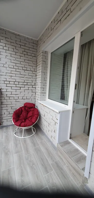 Уютная студия с отдельной спальной зоной, рядом с Иртышом