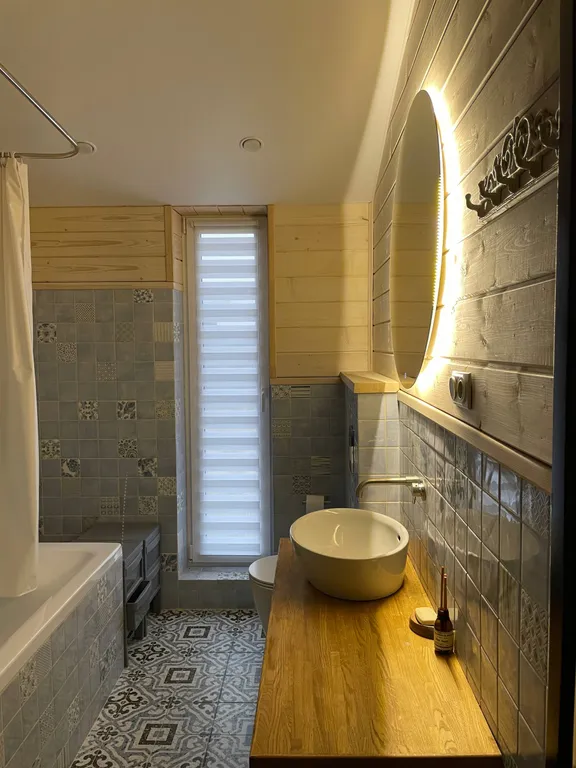 Просторный дом в стиле барнхаус с террасой й и чаном