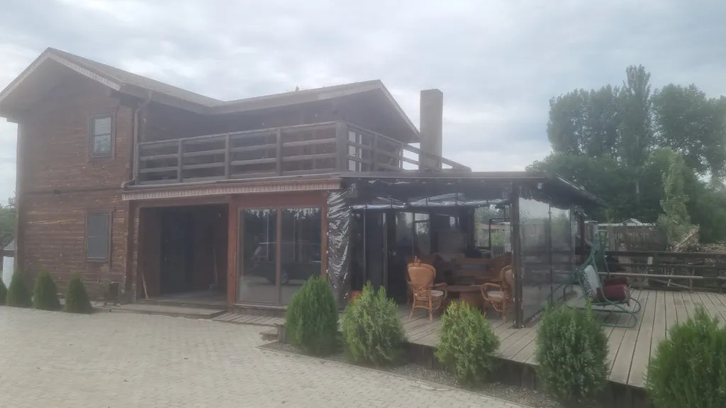 Уютный дом на берегу реки