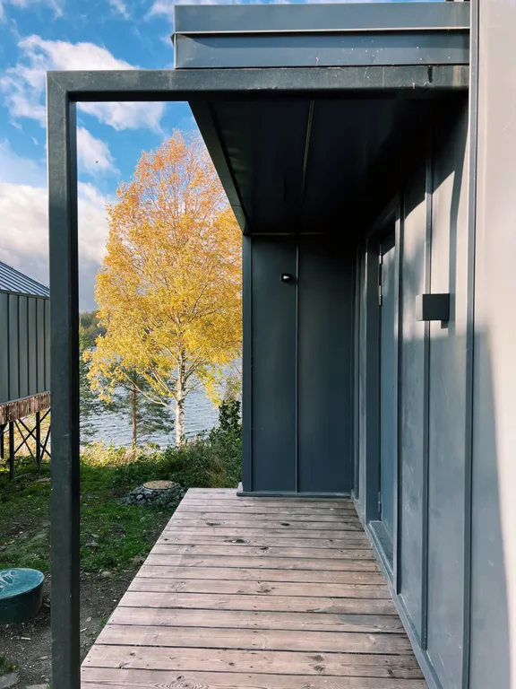 Уютный и стильный коттедж на берегу озера