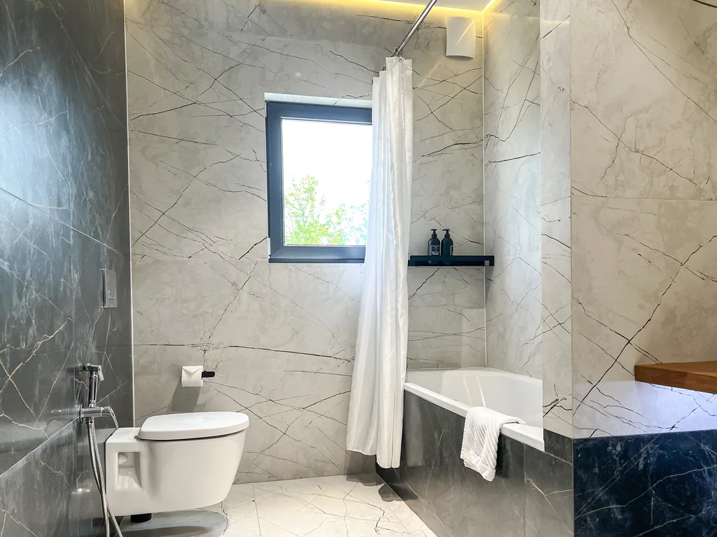 Новый современный дом с теплым бассейном и сауной