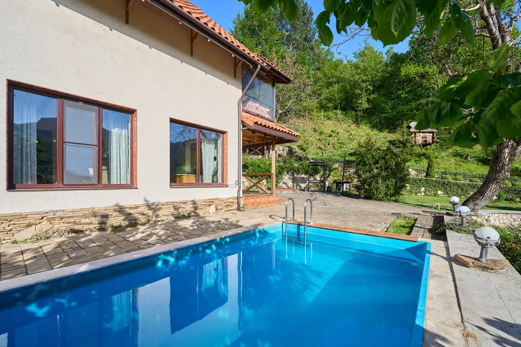 Дом в альпийском стиле в видом на горы