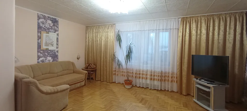 Уютный просторный дом с камином электрическим