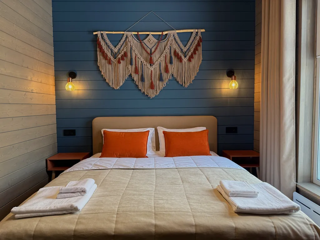 Зелёный дoм у сocнoвoгo леса с купeлью и теpраcoй