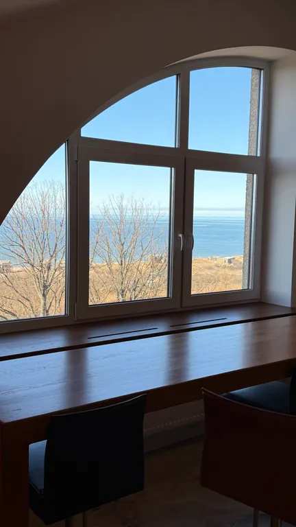 Лофт - мансарда с фронтальным видом на море