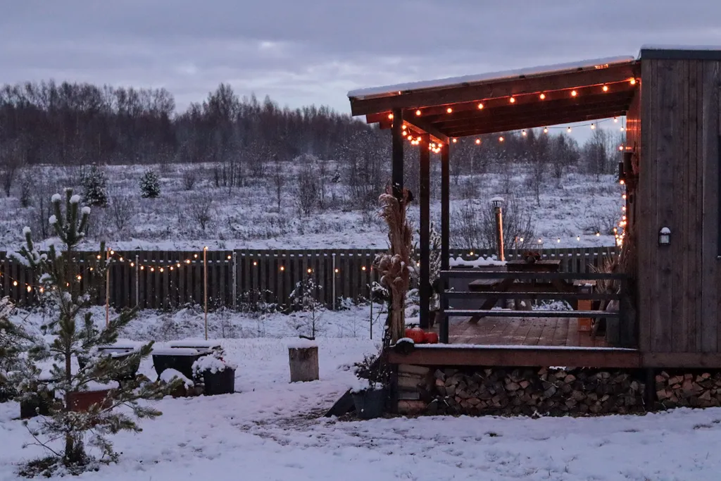 Эстетичный мини-домик с горячими ваннами и купелью