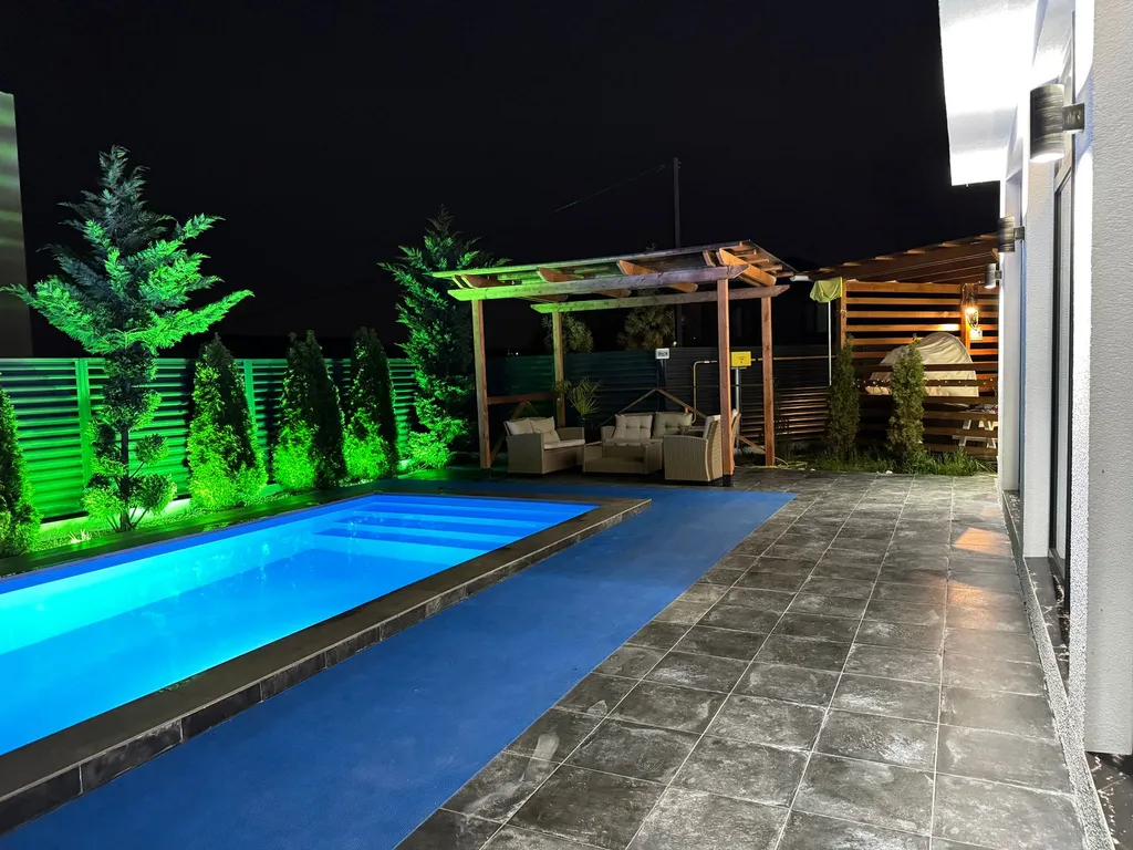 Дом с баней и теплым бассейном