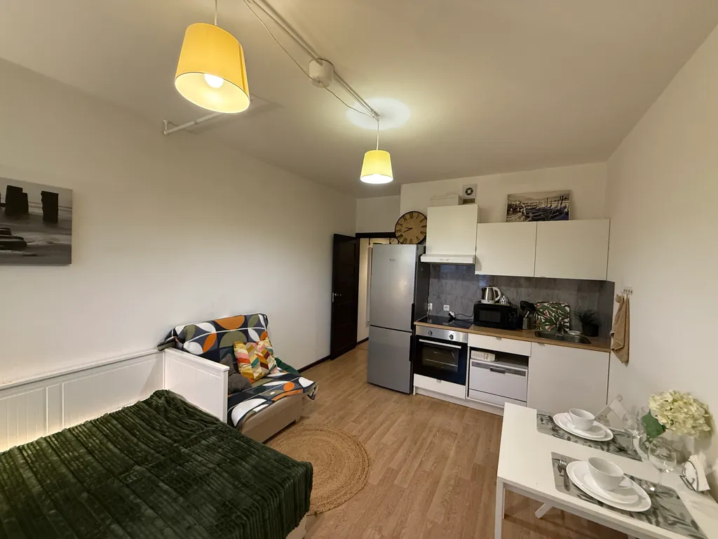 Студия для троих гостей