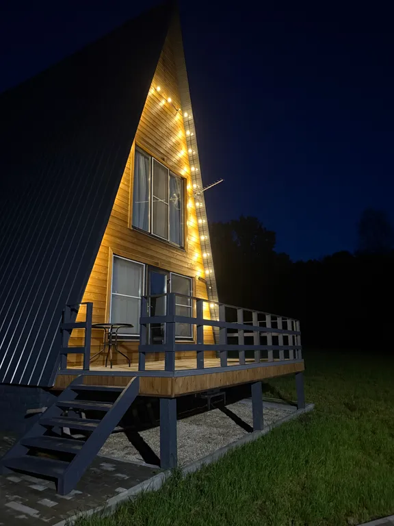 Уютный дом a-frame на окраине леса