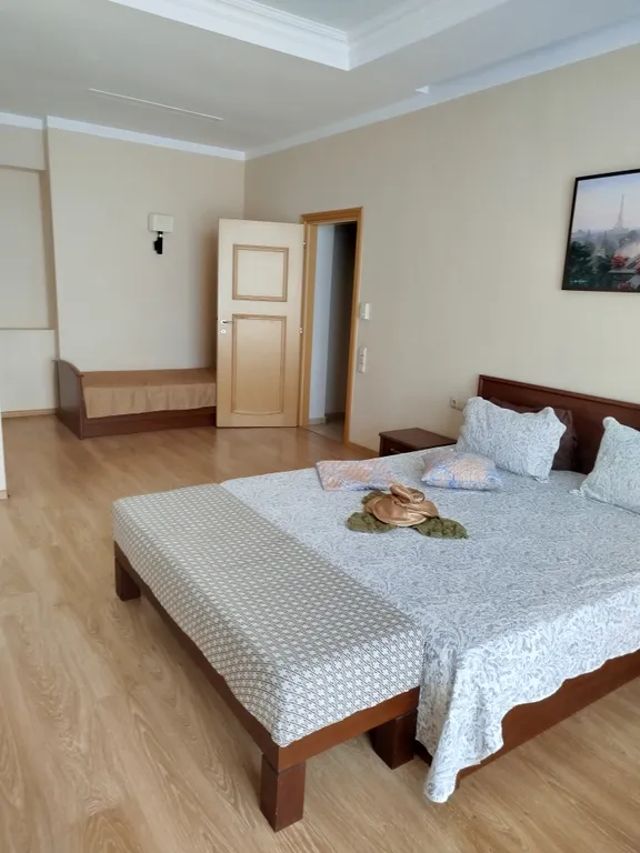 Огромная квартира с бассейном и видом на море