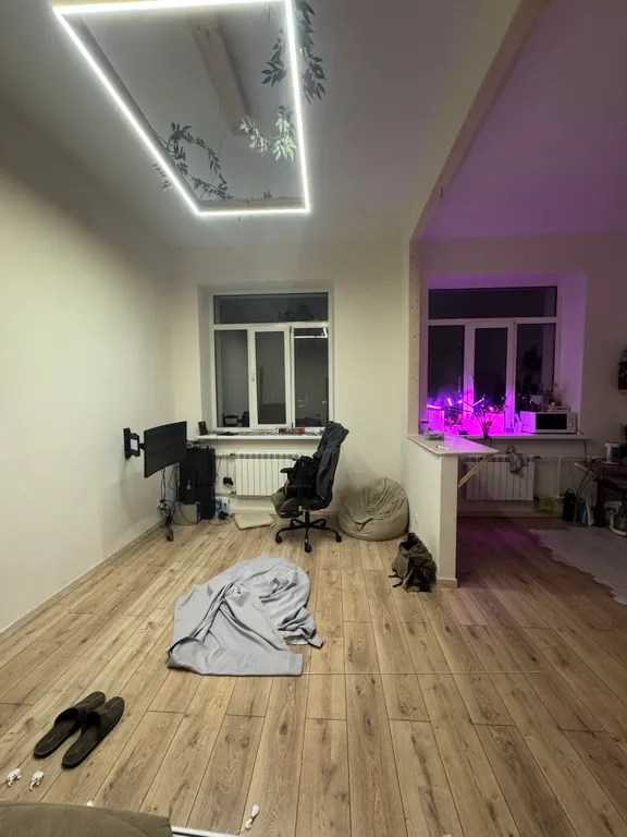 Двушка с антресольным этажом с проектором