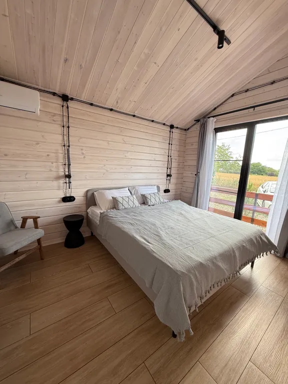 Коттедж Двухкомнатный дом-шале с теплым бассейном и террасой — Динская