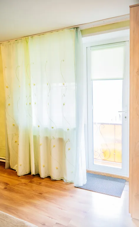 Часть дома с балконом