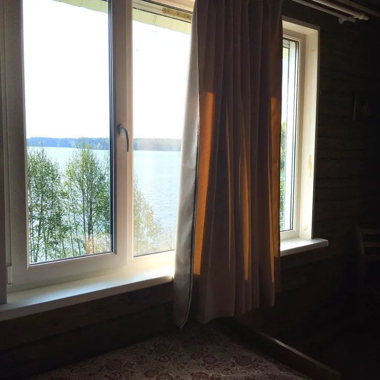 Дом на берегу озера