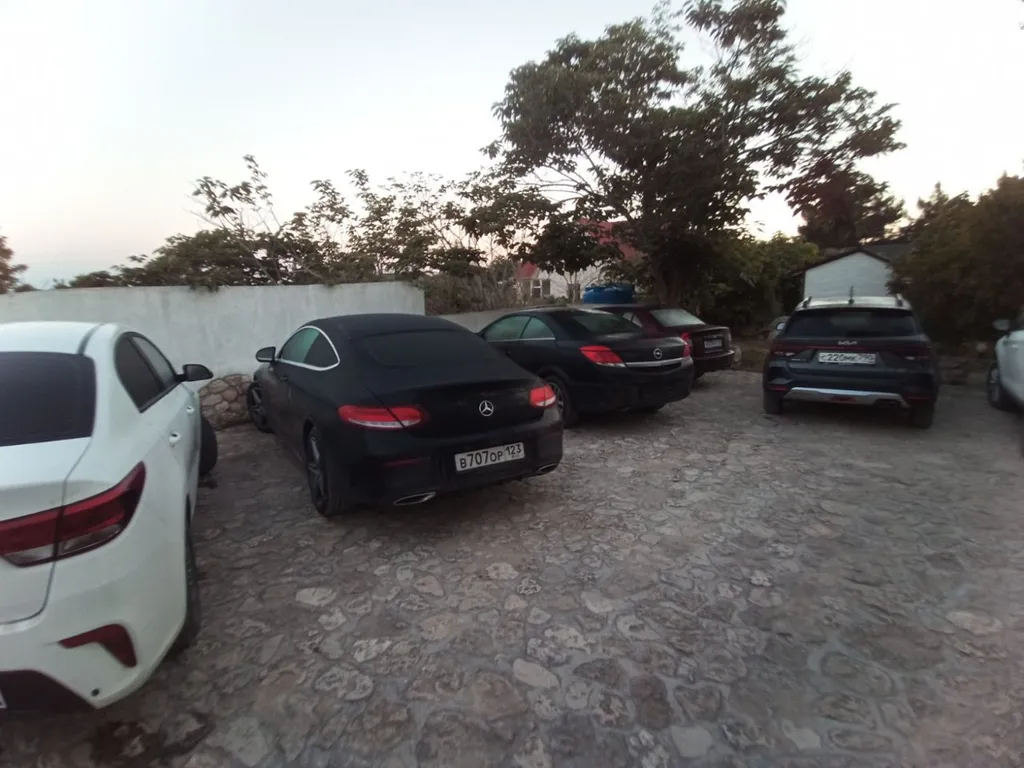 Трёхместная комната, вход с улицы